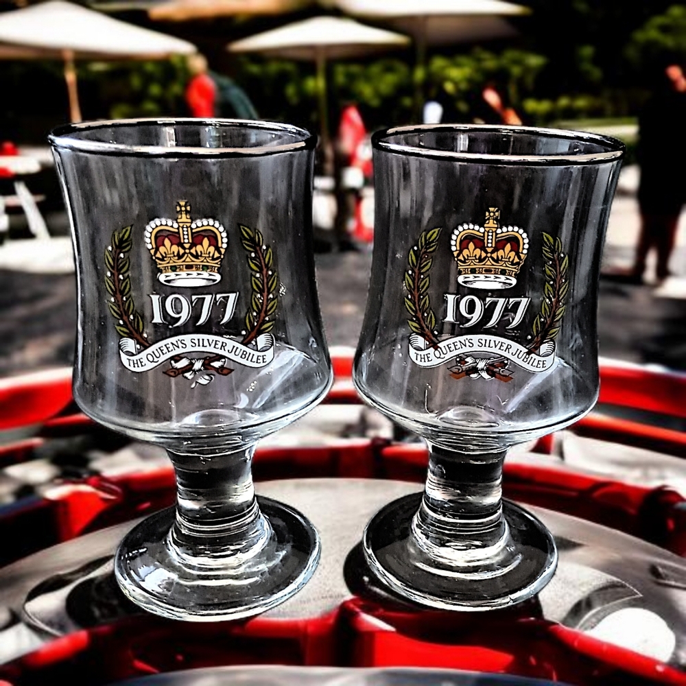 2 Queen Elizabeth II Silver Jubilee Coupe Glasses Wine‎ Cordial Souvenir Goblet - Picture 14 of 16